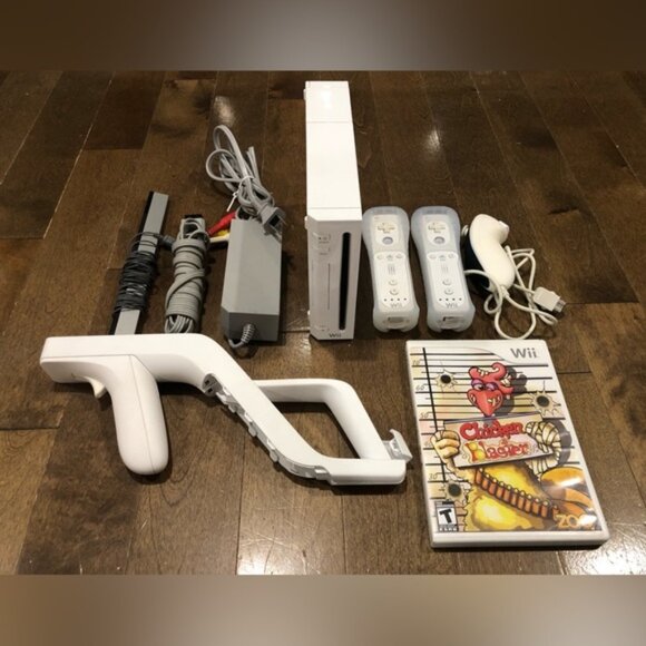 Nintendo Wii RVL-001 Gamecube comp. with blaster Chicken blaster game 2 contr.